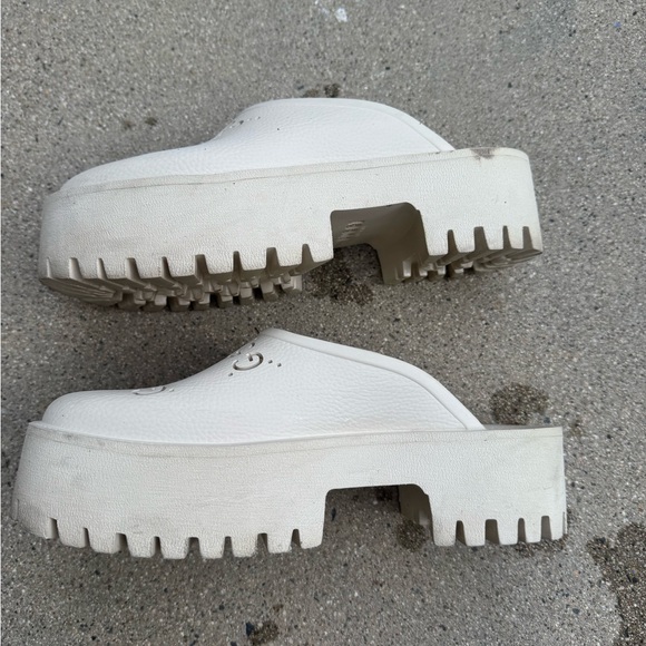 GUCCI WOMEN'S PLATFORM SANDAL WITH PERFORATED G
WITH BOX - Picture 3 of 6